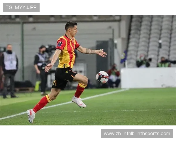 法甲朗斯足球队球衣设计与配色风格